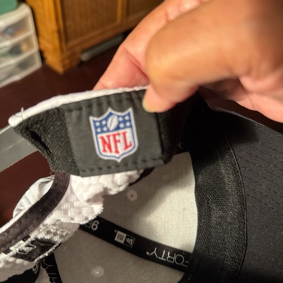 New Era White and Black Cap - Picture 5 of 6